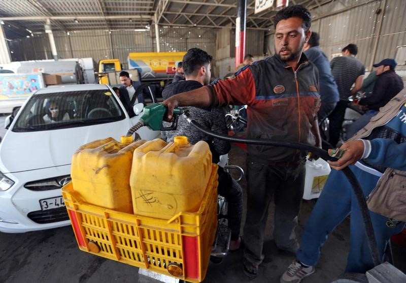 © Reuters. عباس يشدد الخناق على حماس بقطع الكهرباء عن غزة