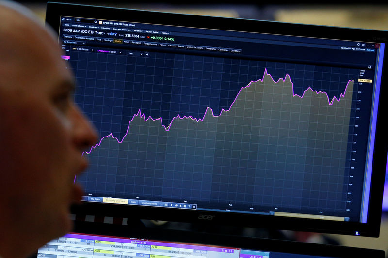 © Reuters. A trader looks at a screen that charts the S&P 500 on the floor in New York
