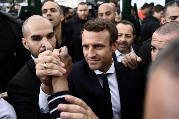 © Reuters. Emmanuel Macron faz campanha em Sarcelles