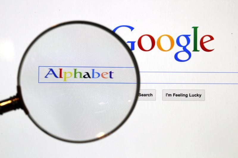 © Reuters. A Google search page is seen through a magnifying glass in this photo illustration taken in Berlin