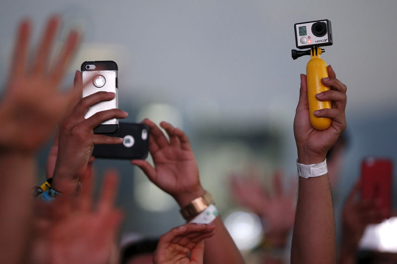 © Reuters. FILE PHOTO: Fans record DJ Kaskade with iPhones and a GoPro camera at the Coachella Valley Music and Arts Festival in Indio