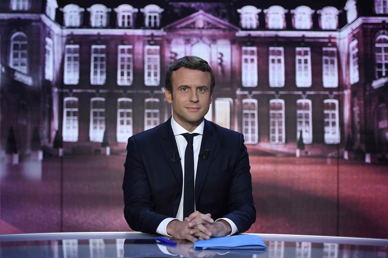 © Reuters. Emmanuel Macron, head of the political movement En Marche !, or Onwards !, and candidate for the 2017 presidential election, poses before taking part in the show "Elysee 2017" on French television channel TF1 in Paris