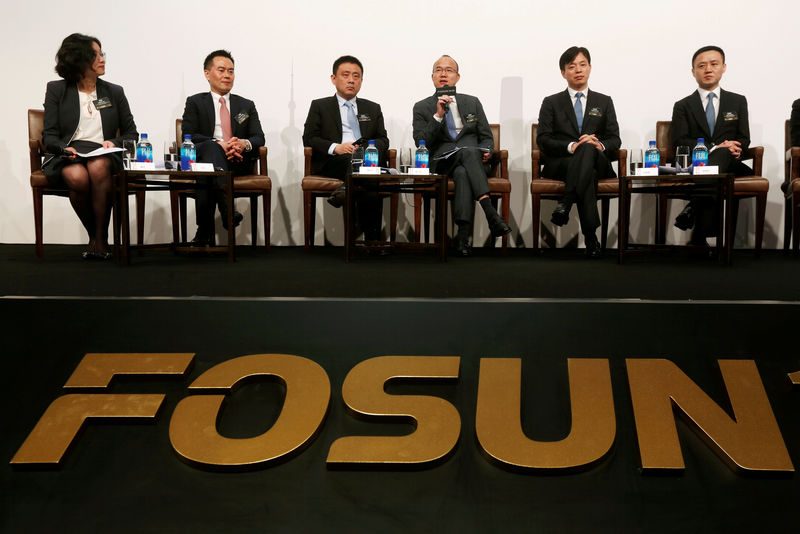 © Reuters. FILE PHOTO - Fosun International Ltd Chairman Guo Guangchang speaks at a news conference in Hong Kong