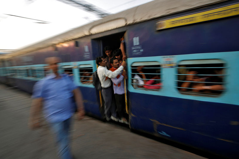 © Reuters. Passengers travel in an overcrowded train at Ghaziabad railway station