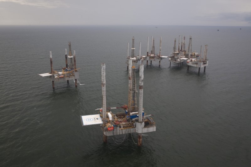 © Reuters. Unused oil rigs sit in the Gulf of Mexico near Port Fourchon, Louisiana