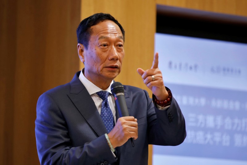 © Reuters. Terry Gou, chairman of Hon Hai Precision Industry, better known as Foxconn, attends the Cancer Moonshot news conference in Taipei