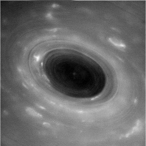 © Reuters. La sonda Cassini comparte la primera imagen desde dentro de los anillos de Saturno