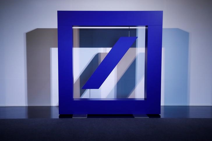 © Reuters. FILE PHOTO - The emblem of Deutsche Bank is pictured during the bank's annual general meeting in Frankfurt