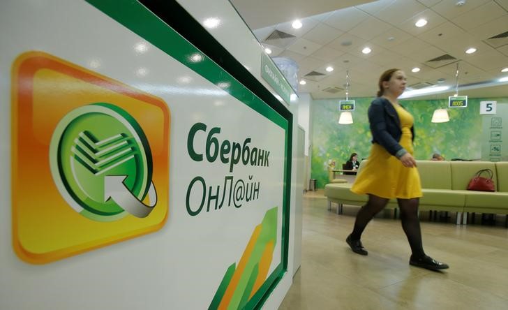 © Reuters. Employee walks past service desk at branch of Sberbank in Moscow