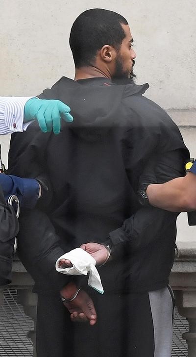 © Reuters. الشرطة البريطانية أحبطت مخططا إرهابيا بعد إطلاق النار على امرأة
