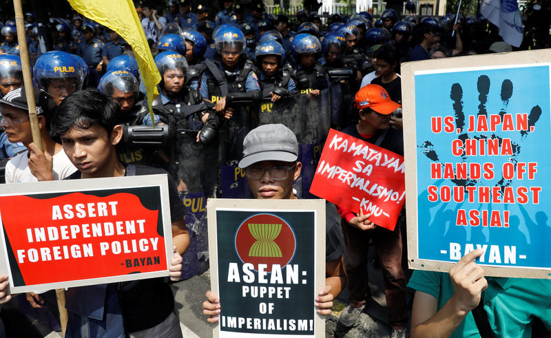 © Reuters. Demonstrators display placards during a rally ahead of the ASEAN summit in Manila