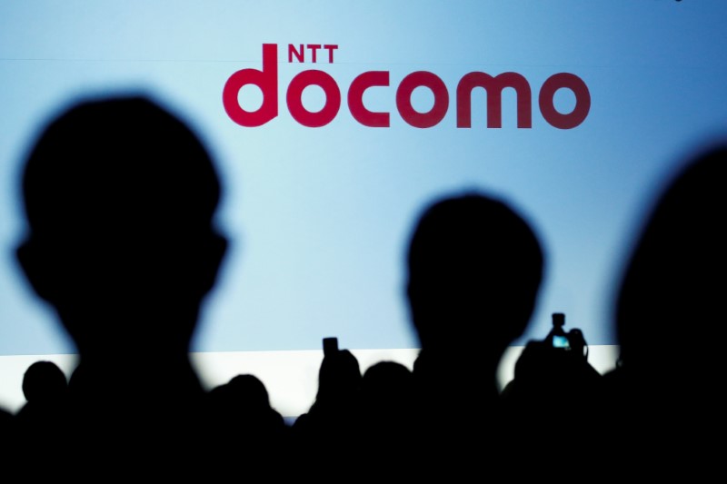 © Reuters. People attend a product unveiling event of the Japanese mobile communications company NTT Docomo in Tokyo