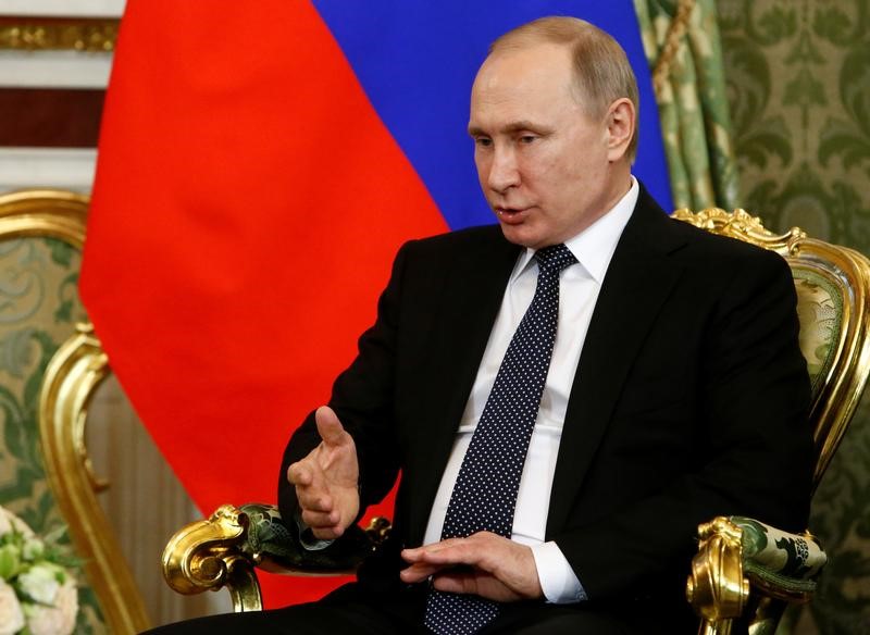 © Reuters. ميركل وبوتين يناقشان قمة العشرين وسوريا وأوكرانيا في سوتشي الثلاثاء