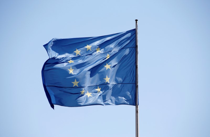 © Reuters. The European Union (EU) flag is seen on a sunny day at the Chancellery in Berlin