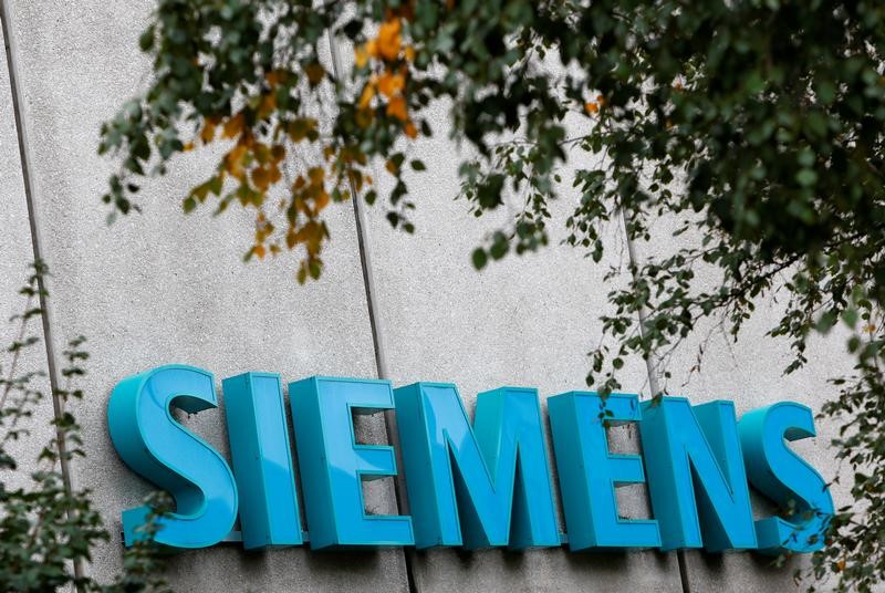 © Reuters. FILE PHOTO: Siemens logo is pictured at Siemens Healthineers headquarters in Erlangen