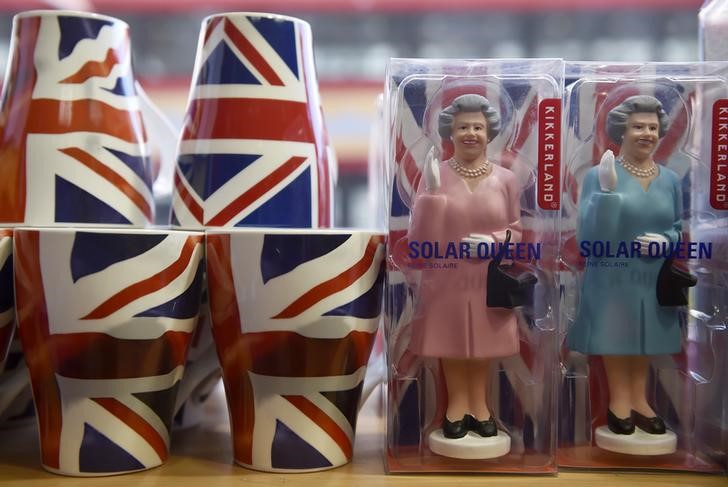 © Reuters. Figures of Britain's Queen Elizabeth are displayed for sale in a shop in central London