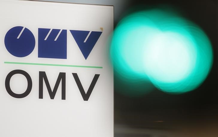 © Reuters. The logo of Austrian oil and gas company OMV is pictured behind traffic lights at its headquarters in Vienna