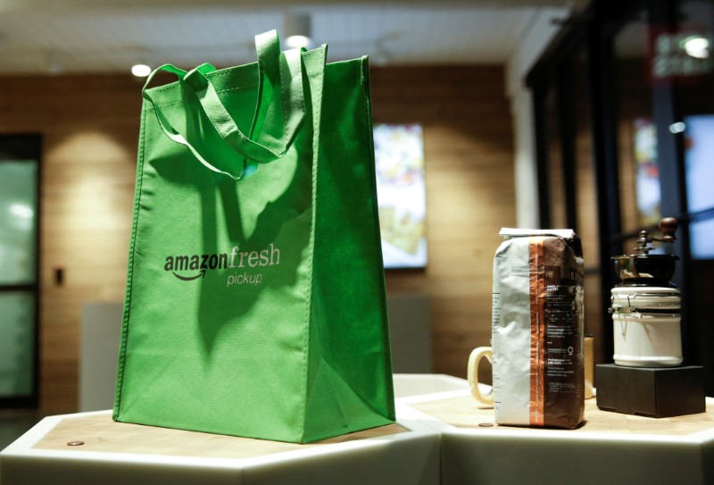 © Reuters. A display inside AmazonFresh Pickup, a service launched by Amazon.com Inc, is pictured in the Ballard neighbourhood of Seattle