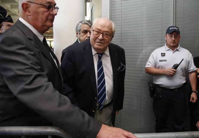 © Reuters. JEAN-MARIE LE PEN CRITIQUE L'HOMMAGE AU POLICIER "HOMOSEXUEL"