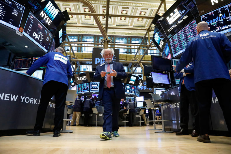 © Reuters. Traders work on the floor of the New York Stock Exchange (NYSE) in New York