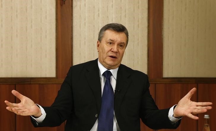 © Reuters. Ukraine's former President Yanukovich meets with journalists in Moscow