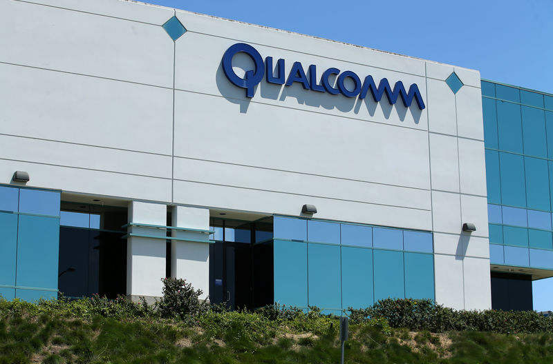 © Reuters. A Qualcomm sign is pictured at one of its many campus buildings in San Diego