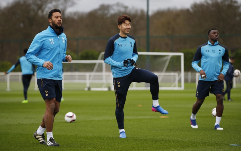 © Reuters. Tottenham's Mousa Dembele, Son Heung-min and Victor Wanyama during training