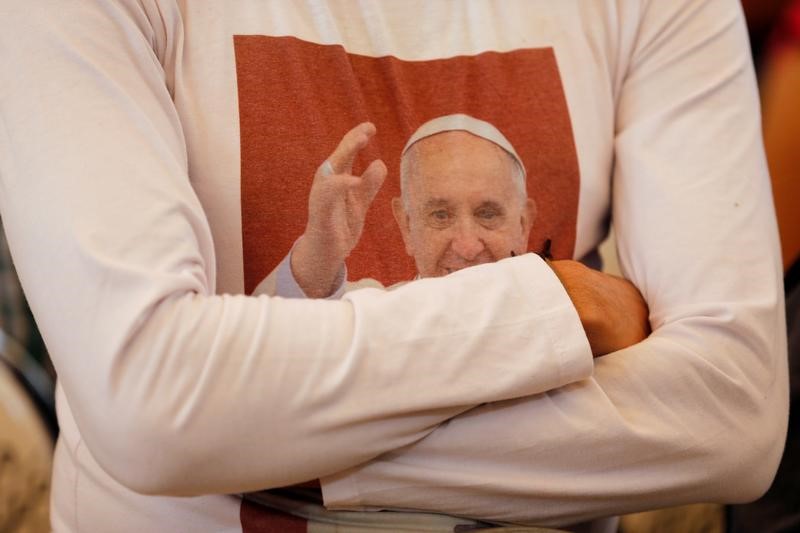 © Reuters. Fiel participa de missa em uma igreja no Cairo antes da chegada do papa