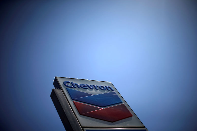 © Reuters. FILE PHOTO: Chevron (CVX)'s logo is seen in Los Angeles