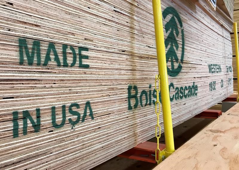 © Reuters. U.S. made plywood is shown for sale in Los Angeles