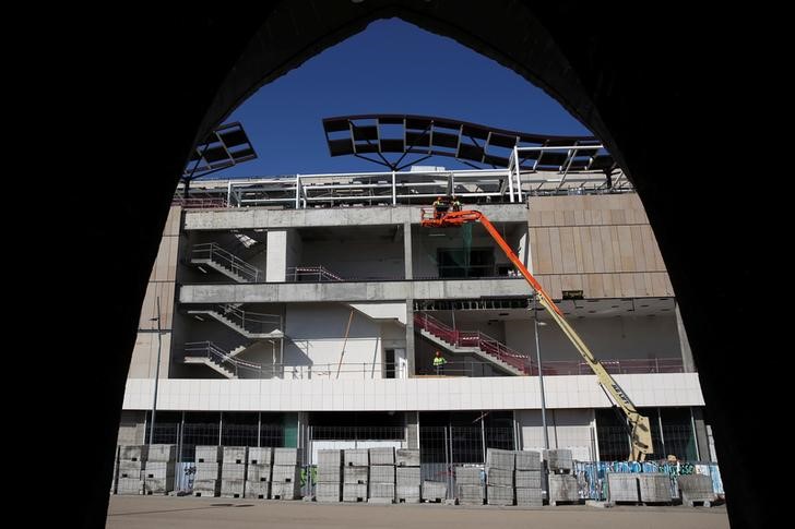 © Reuters. Workers are seen at a shopping mall under construction in Madrid