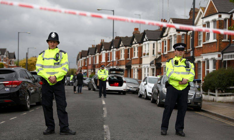 © Reuters. Policiais em frente a casas em Harlesden Road, no norte de Londres