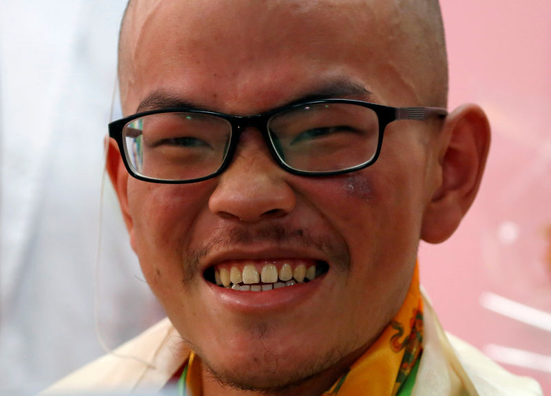 © Reuters. O taiwanês Liang Sheng Yueh, que ficou perdido no Himalaia por mais de um mês, sorri enquanto celebra seu aniversário de 21 anos em um hospital, após ser resgatado, no Nepal