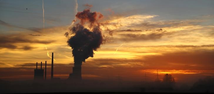 © Reuters. The sun rises behind the Uniper coal power plant in Hanau