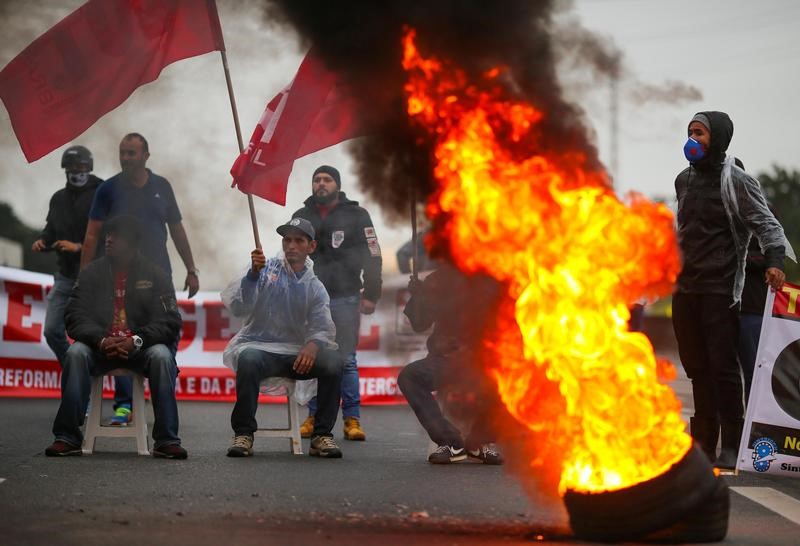 © Reuters. Bloqueio na Dutra, nas primeiras horas do dia, em São José dos Campos