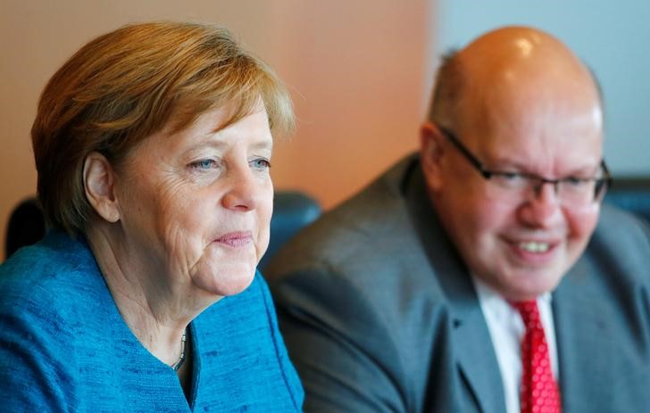 © Reuters. German Chancellor Merkel and Head of the Chancellery Altmaier attend the weekly cabinet meeting at the Chancellery in Berlin