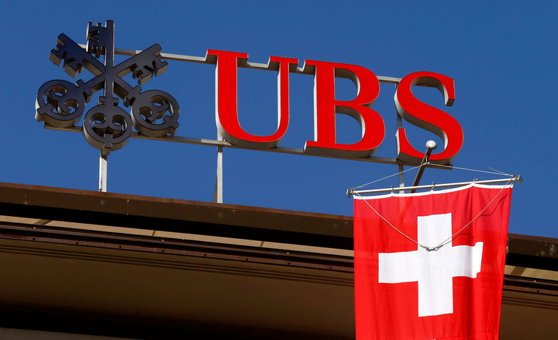 © Reuters. Switzerland's national flag flies under the logo of Swiss bank UBS in Zurich