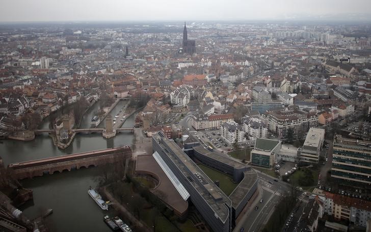 © Reuters. LE TRAMWAY DE STRASBOURG TRAVERSE LA FRONTIÈRE ALLEMANDE