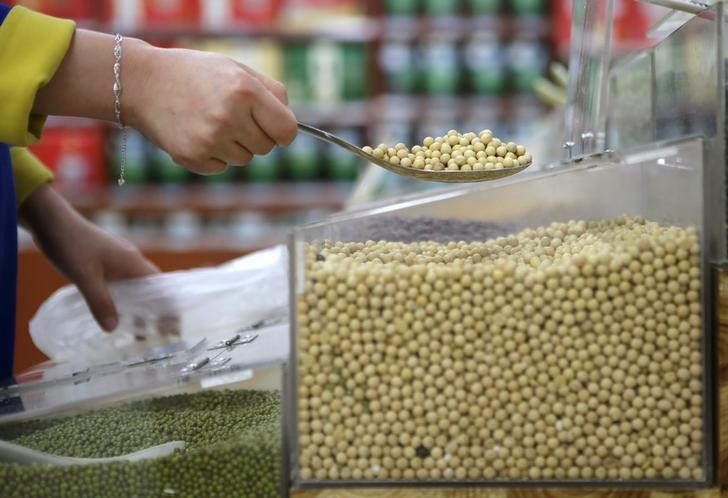© Reuters. Uma cliente pega grãos de soja em um supermercado em Wuhan, na China