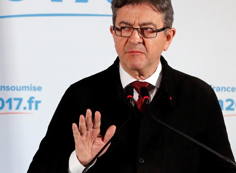 © Reuters. ميلينشون يقول إنه لن يؤيد مرشحا في الجولة الثانية للانتخابات الفرنسية