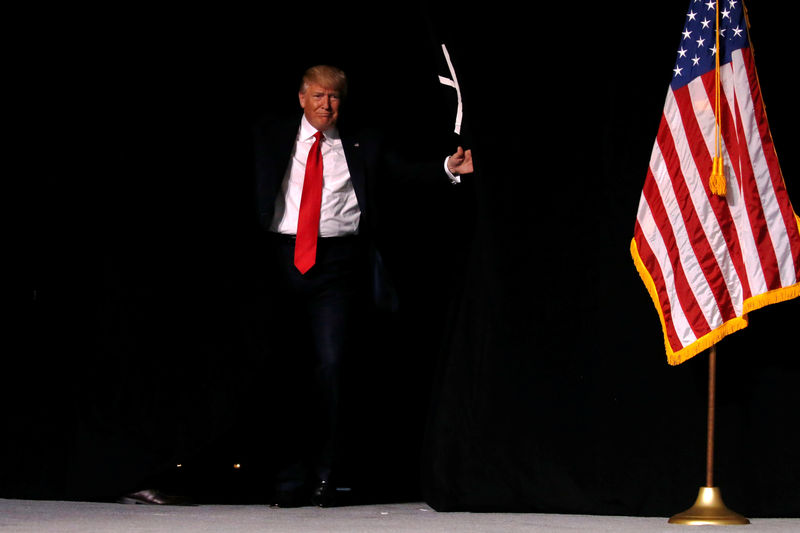 © Reuters. U.S. President Donald Trump arrives onstage to deliver remarks at the National Rifle Association (NRA) Leadership Forum at the Georgia World Congress Center in Atlanta