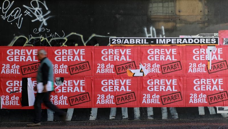© Reuters. Cartazes sobre a greve geral em Porto Alegre