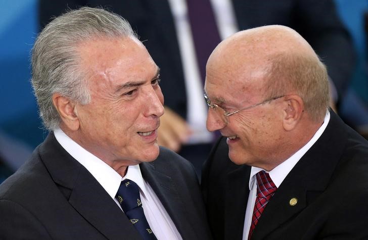 © Reuters. O ministro da Justiça, Osmar Serraglio, (à direita) ao lado do presidente Michel Temer em Brasília