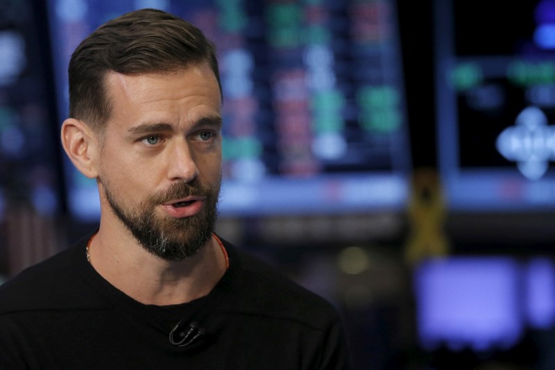 © Reuters. File Photo: Jack Dorsey, CEO of Square and CEO of Twitter, speaks during an interview with CNBC following the IPO for Square Inc., on the floor of the New York Stock Exchange