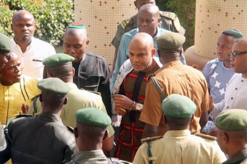 © Reuters. Nnamdi Kanu, leader of Indigenous People of Biafra is seen in a physical confrontation with prison warders, at the Federal High Court in Abuja