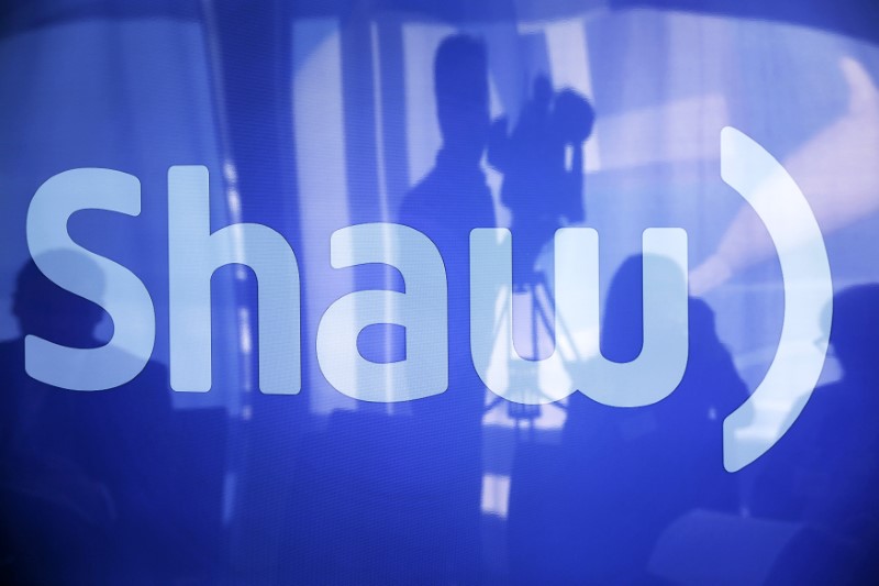 © Reuters. A television cameraman is reflected on a television screen displaying the Shaw logo during the Shaw AGM in Calgary