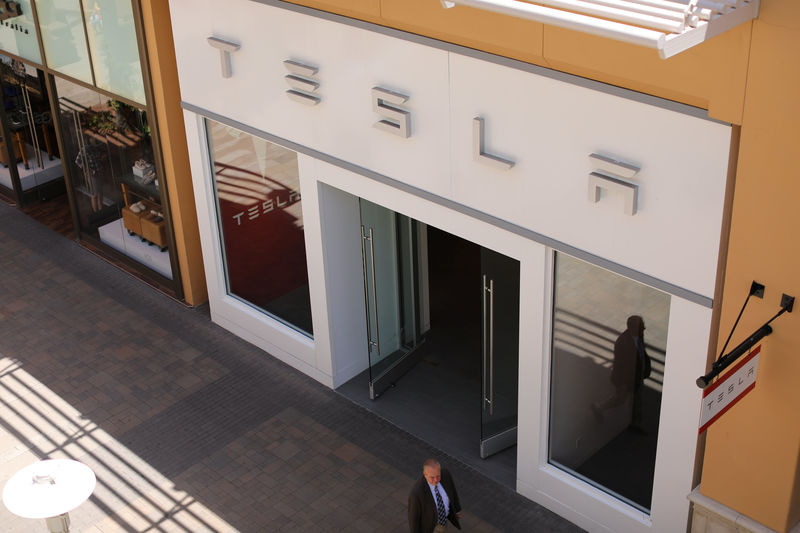 © Reuters. A Tesla store is shown at a shopping mall in San Diego