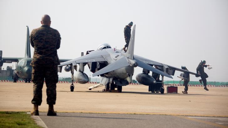 © Reuters. Militares dos EUA inspecionam AV-8B Harrier na base de Kunsan, Coreia do Sul