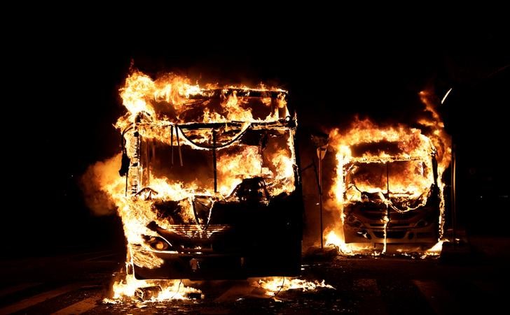 © Reuters. Ônibus queimam durante confronto entre manifestantes e a polícia no centro do Rio de Janeiro