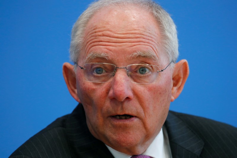 © Reuters. FILE PHOTO: German Finance Minister Schaeuble presents draft budget for 2018 in Berlin